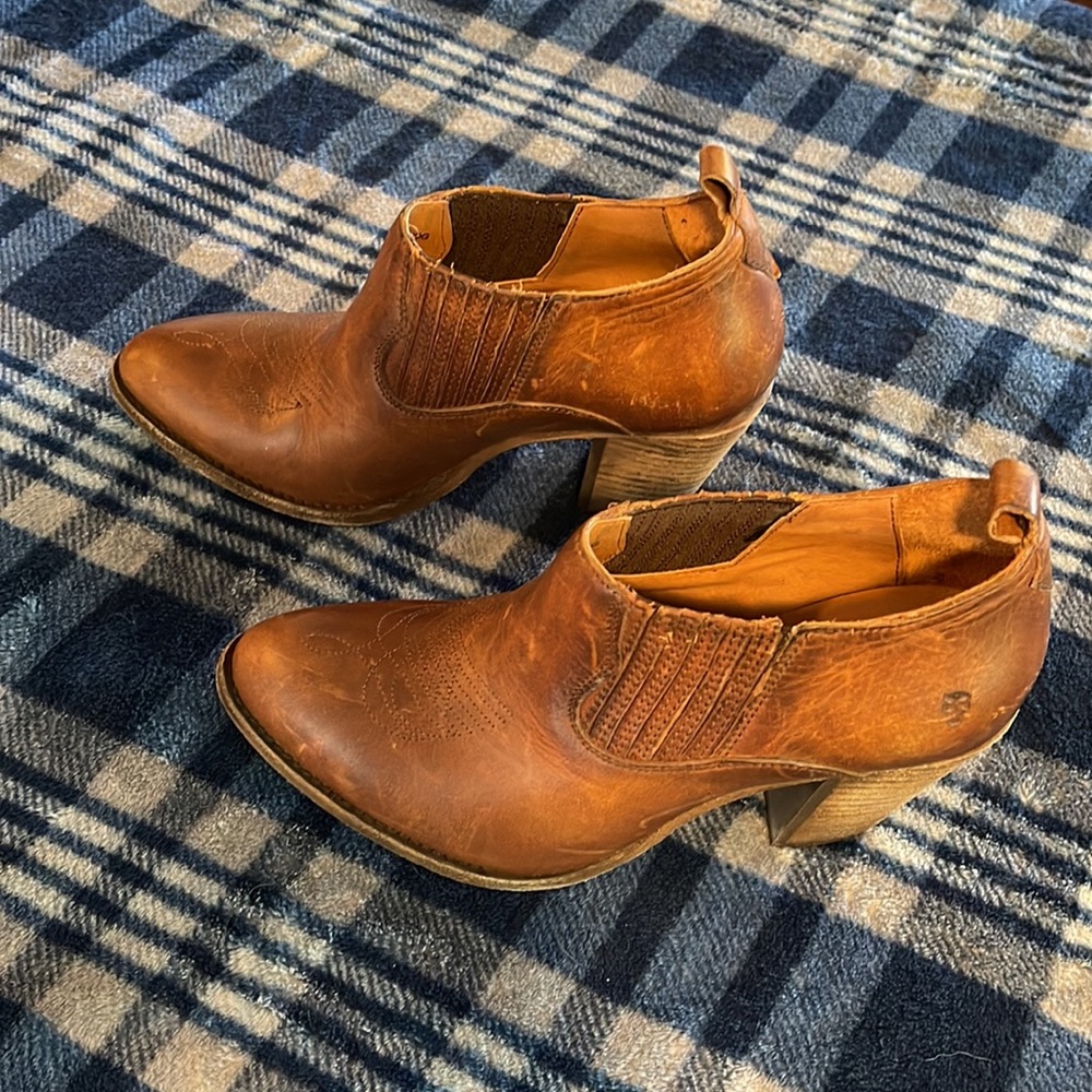 Frye Women's Ilana Leather Shootie Size 8. Perfectly broken in.